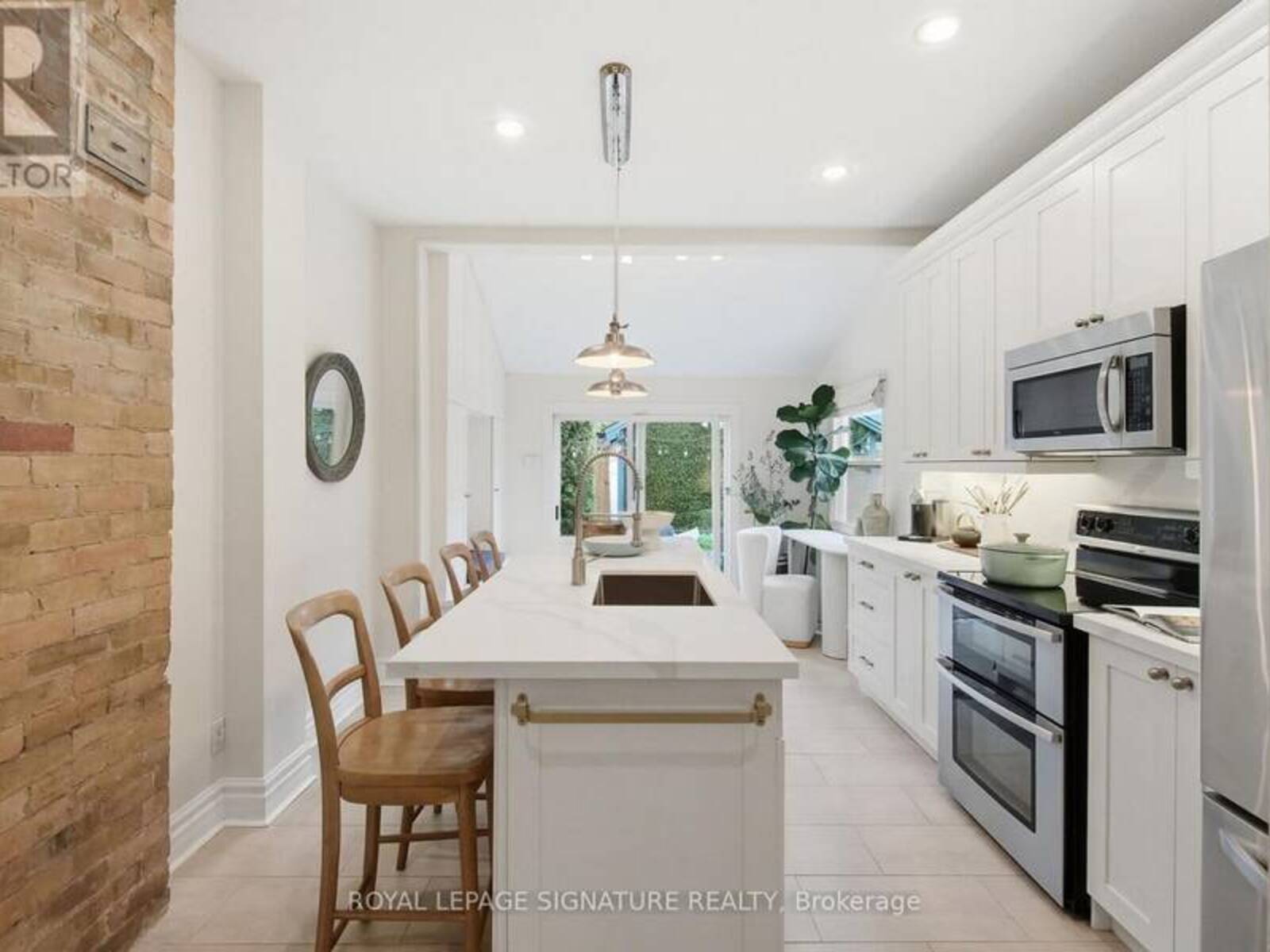 170 BROADVIEW AVENUE, Toronto, Ontario M4M 2G5