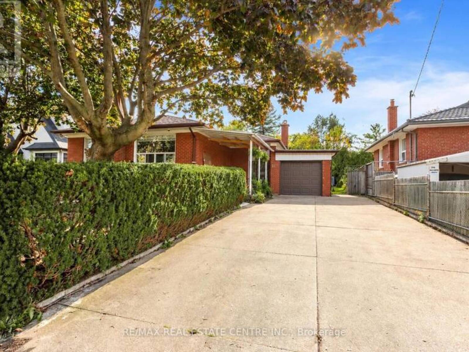 302 SOUTHVIEW ROAD, Oakville, Ontario L6K 2P5