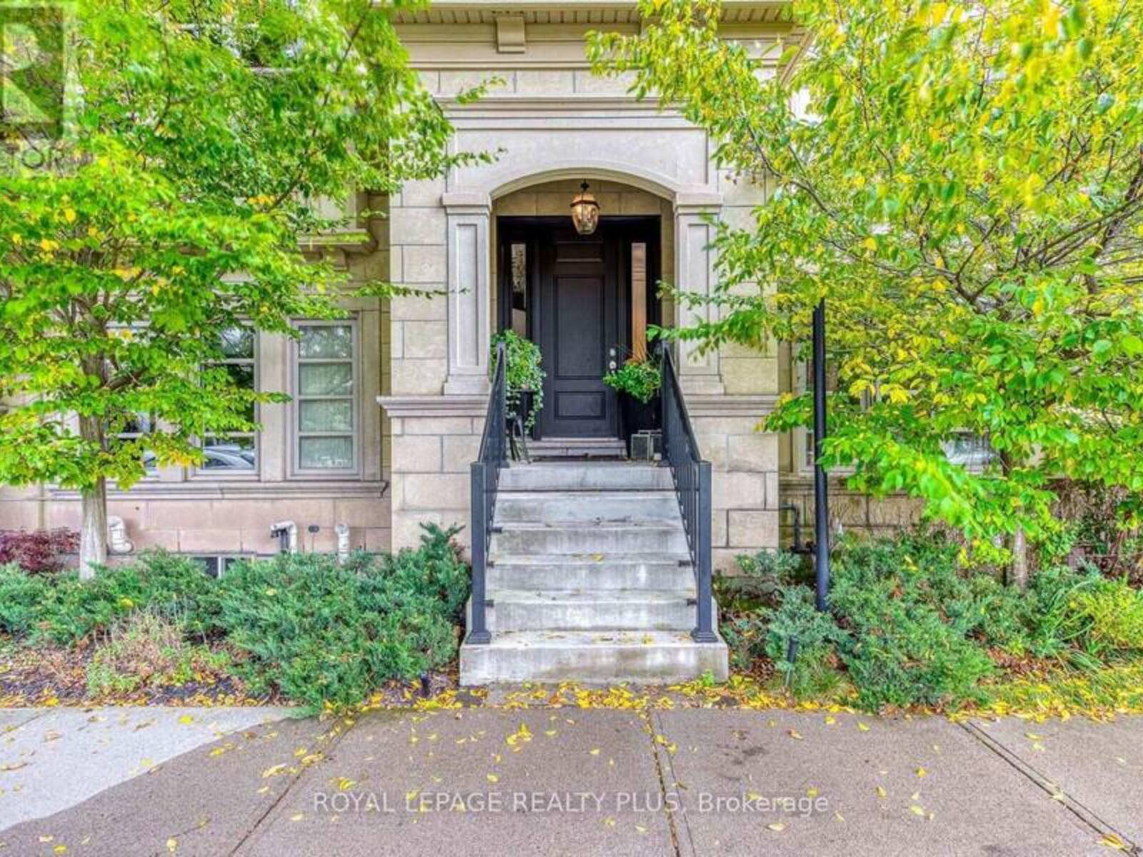 221 HANOVER STREET, Oakville, Ontario L6K 0G9