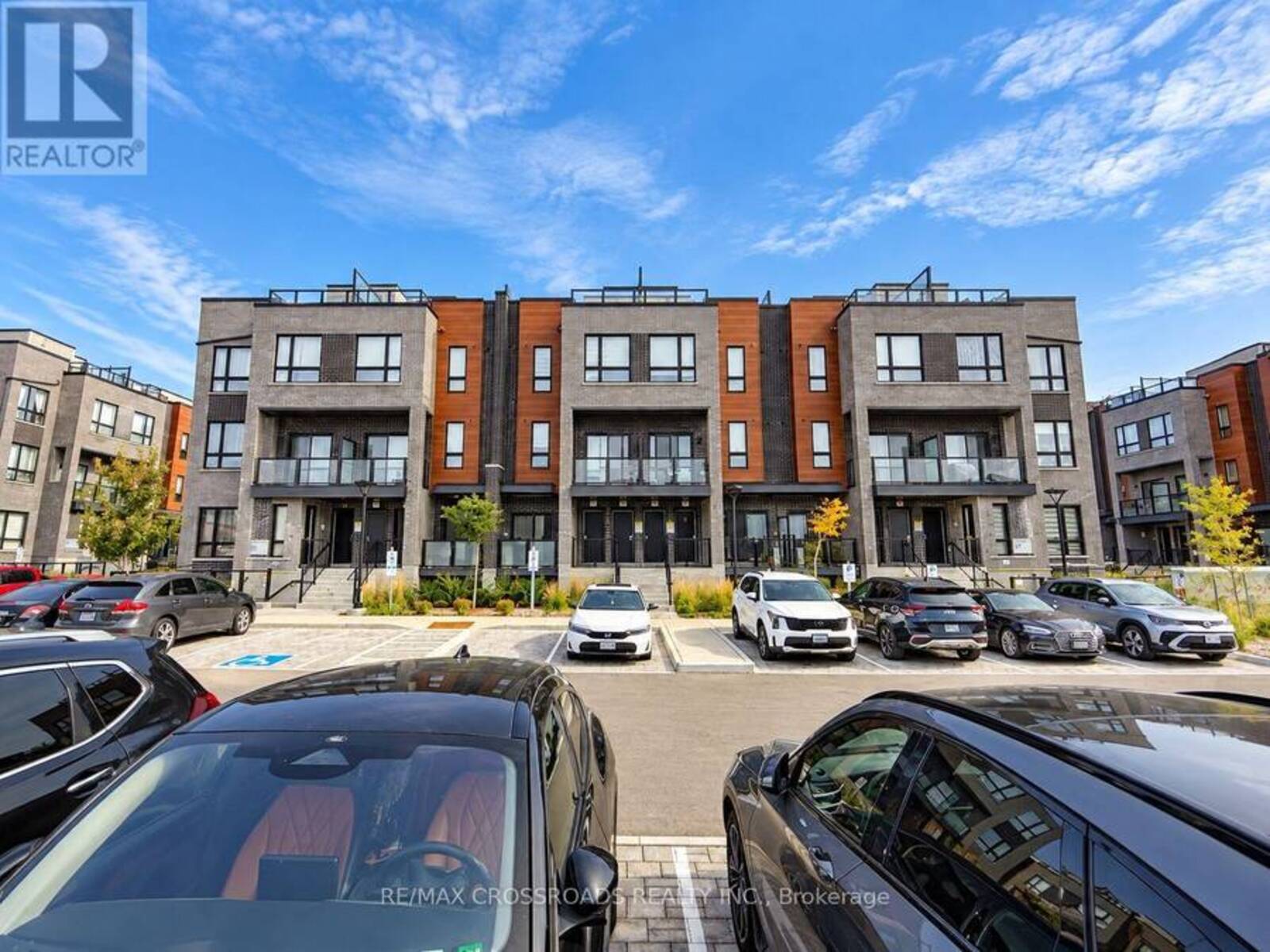 8 - 11 LYTHAM GREEN CIRCLE, Newmarket, Ontario L3Y 0H5
