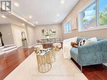813 STONEHAVEN AVENUE | Newmarket Ontario | Slide Image Five