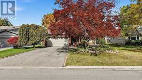 80 FAIRWAY DRIVE | Aurora Ontario | Slide Image Two