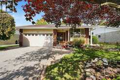 80 FAIRWAY DRIVE | Aurora Ontario | Slide Image Three
