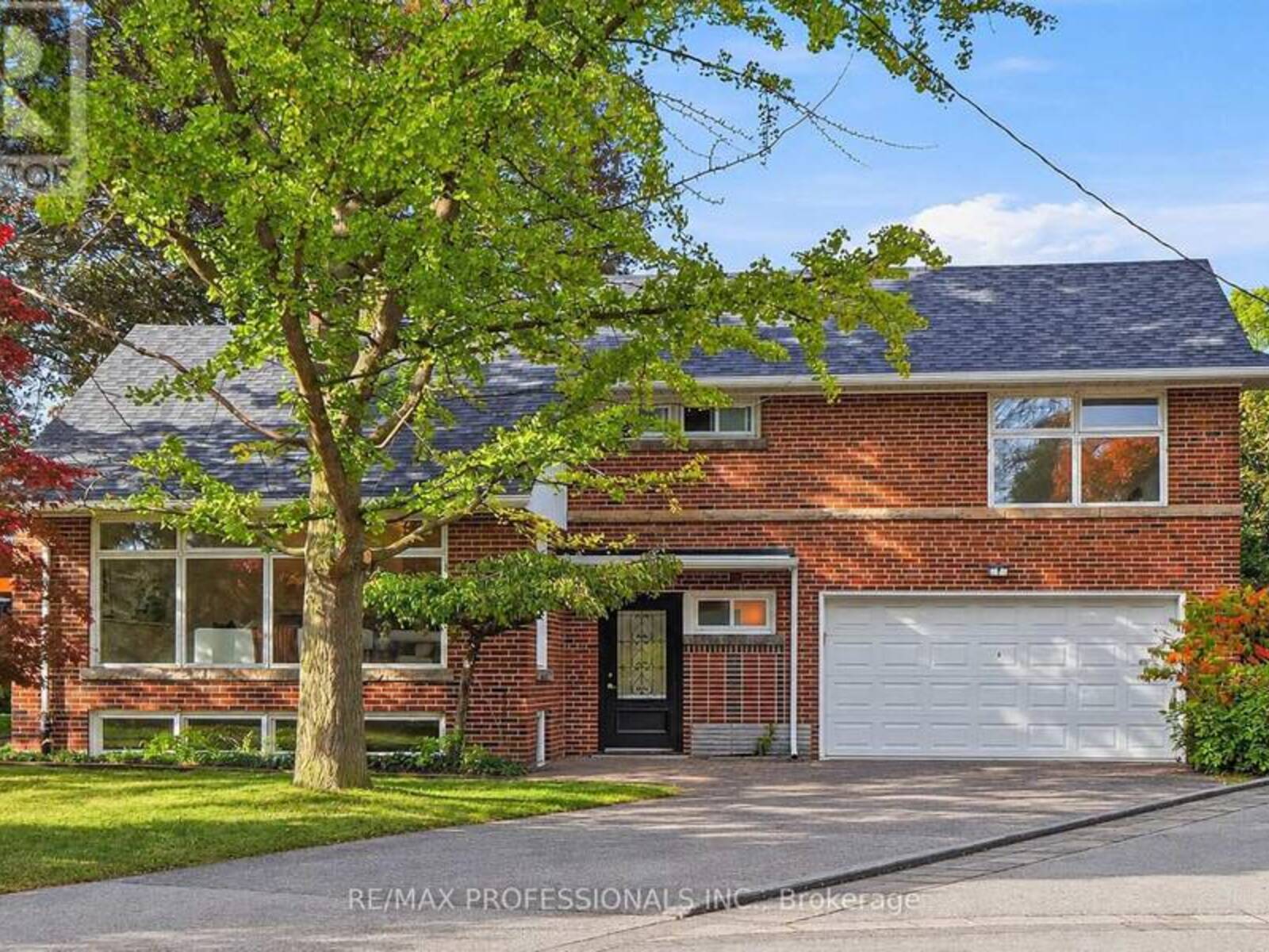 8 NORTHOLT COURT, Toronto, Ontario M9A 3B1