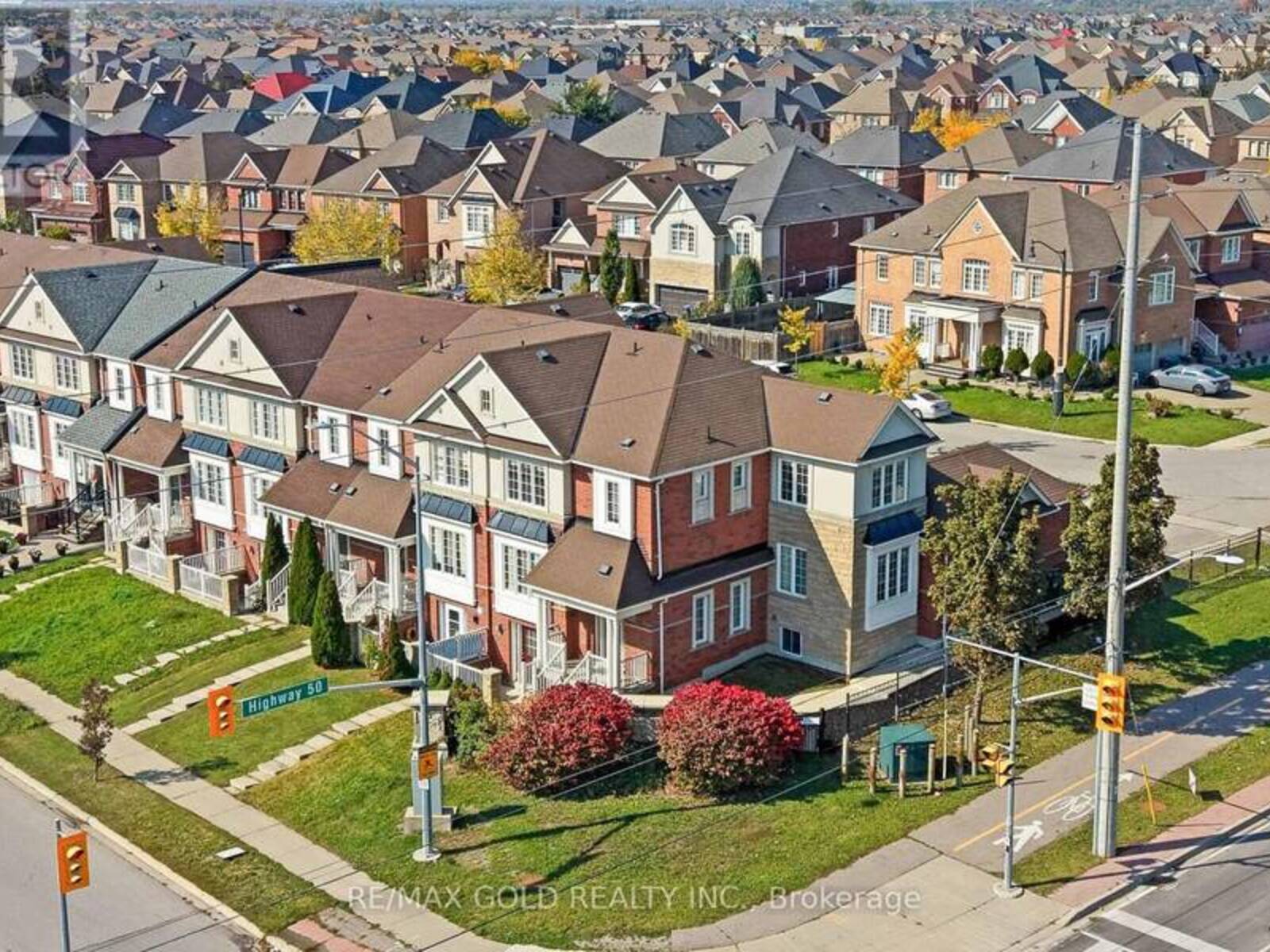 2 BELLCHASE TRAIL, Brampton, Ontario L6P 3K4