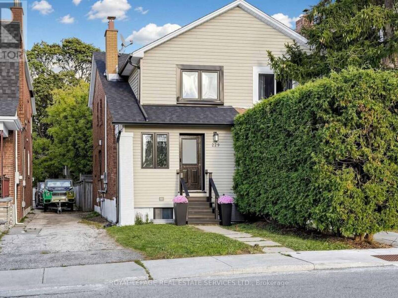 229 MCROBERTS AVENUE, Toronto, Ontario M6E 4P3