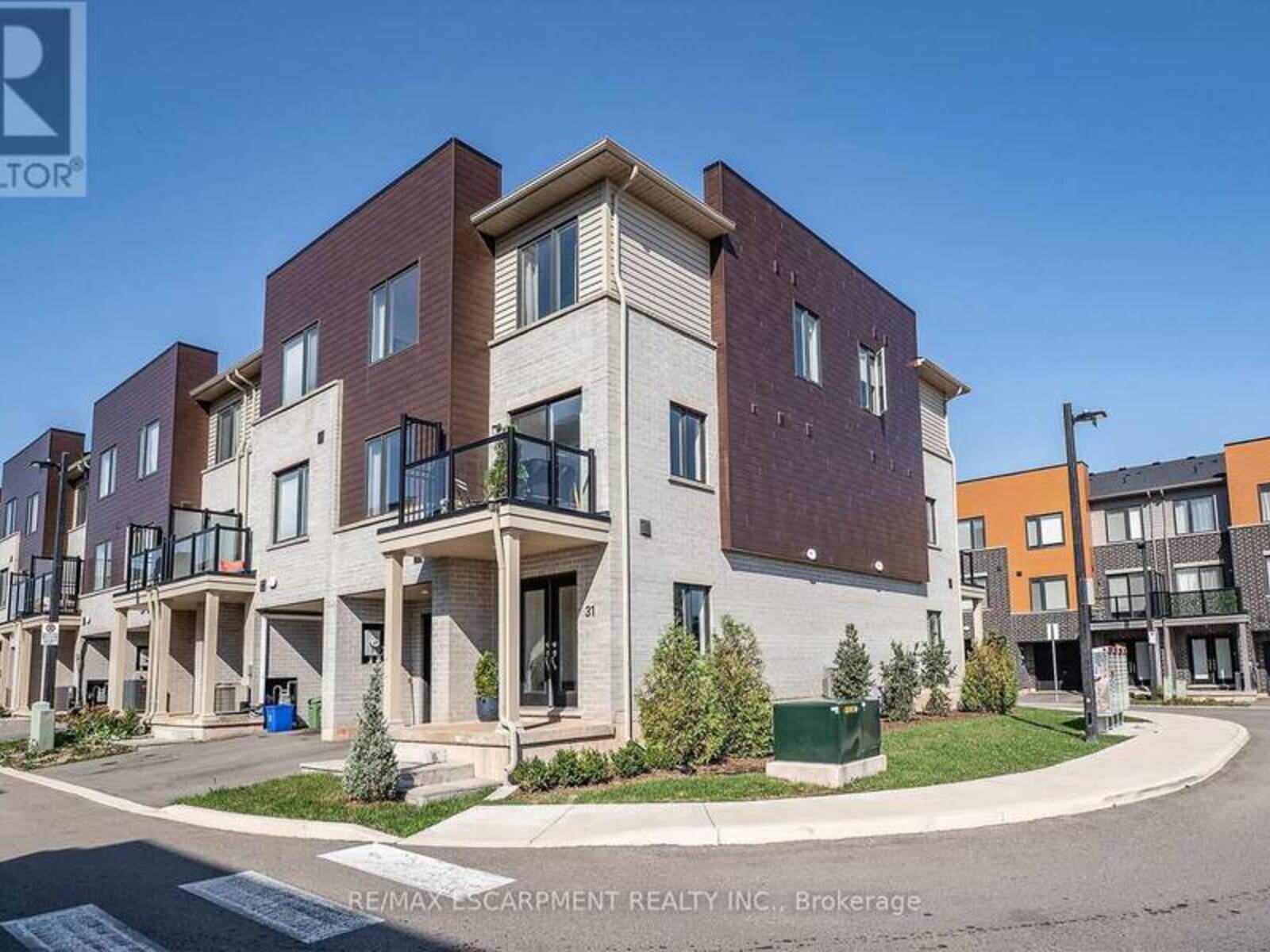 31 DRYDEN LANE, Hamilton, Ontario L8H 0B6