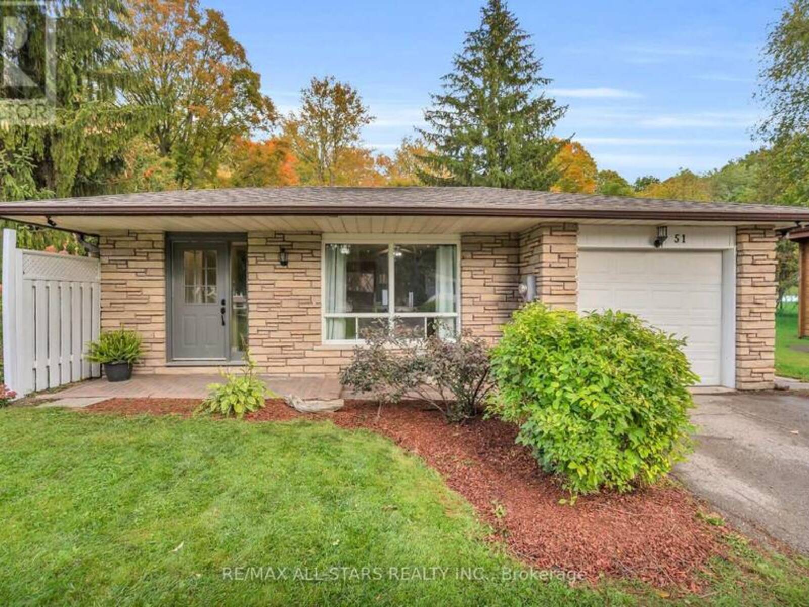 51 QUEEN STREET, Georgina, Ontario L0E 1R0