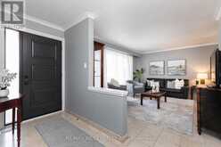 82 RENAULT CRESCENT | Toronto Ontario | Slide Image Five