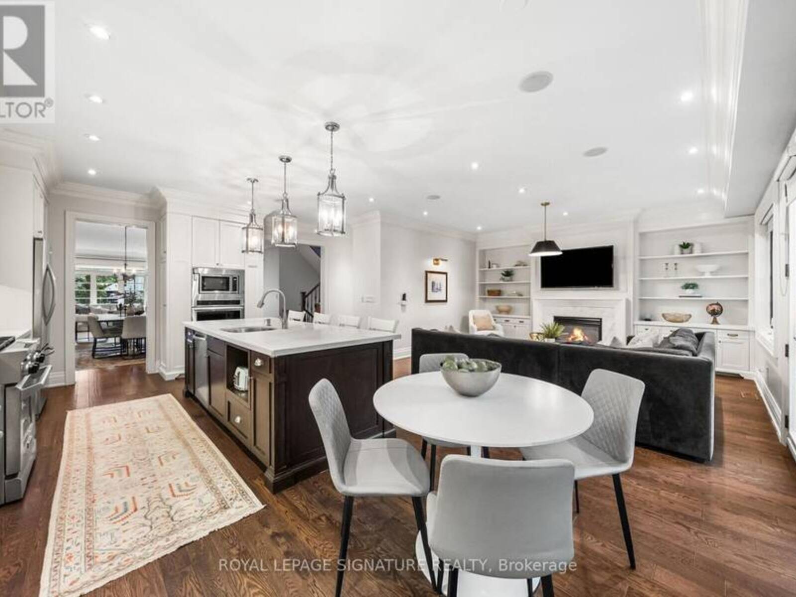 39 REGINA AVENUE, Toronto, Ontario M6A 1R4