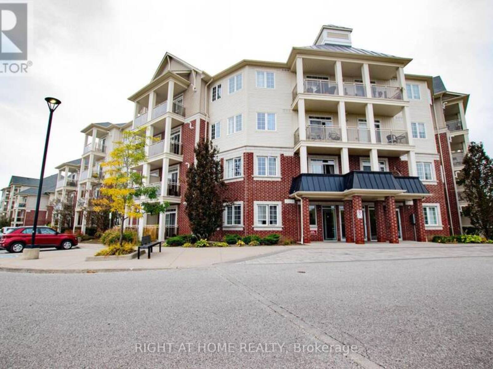 425 - 80 ASPEN SPRINGS DRIVE, Clarington, Ontario L1C 0V4