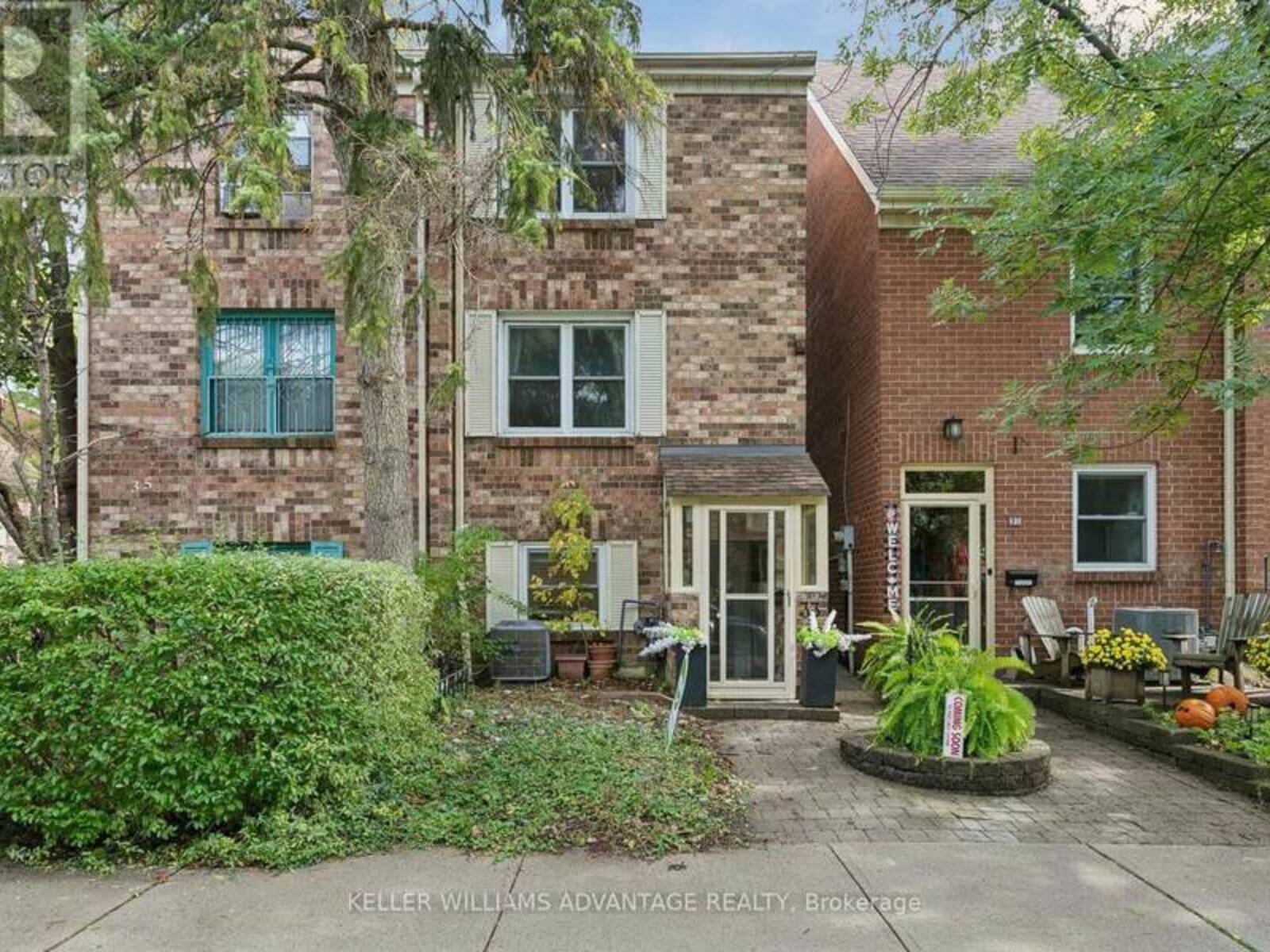 33 SANDSTONE LANE, Toronto, Ontario M4J 4Z8
