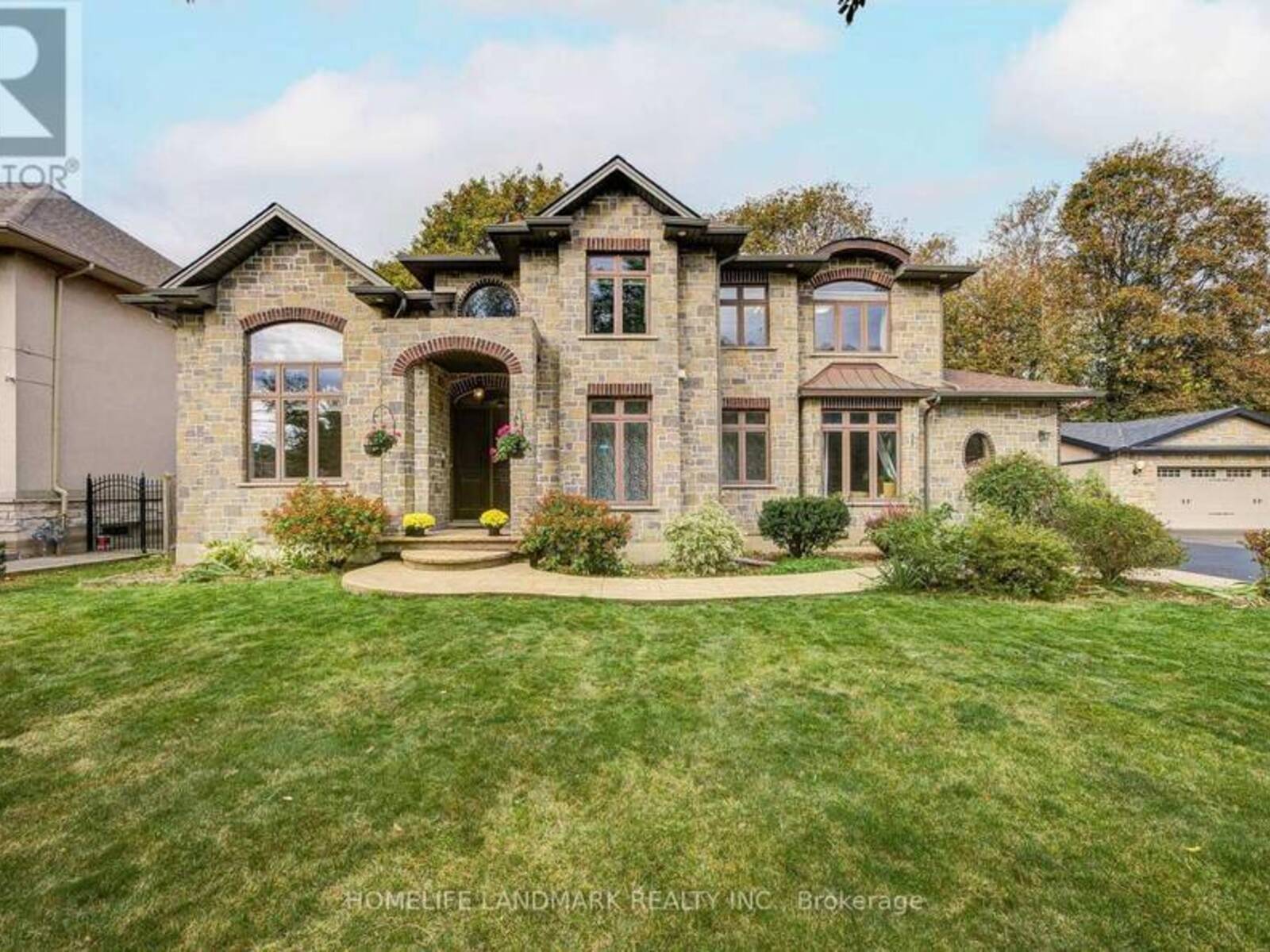 668 GARTH STREET, Hamilton, Ontario L9C 4K2
