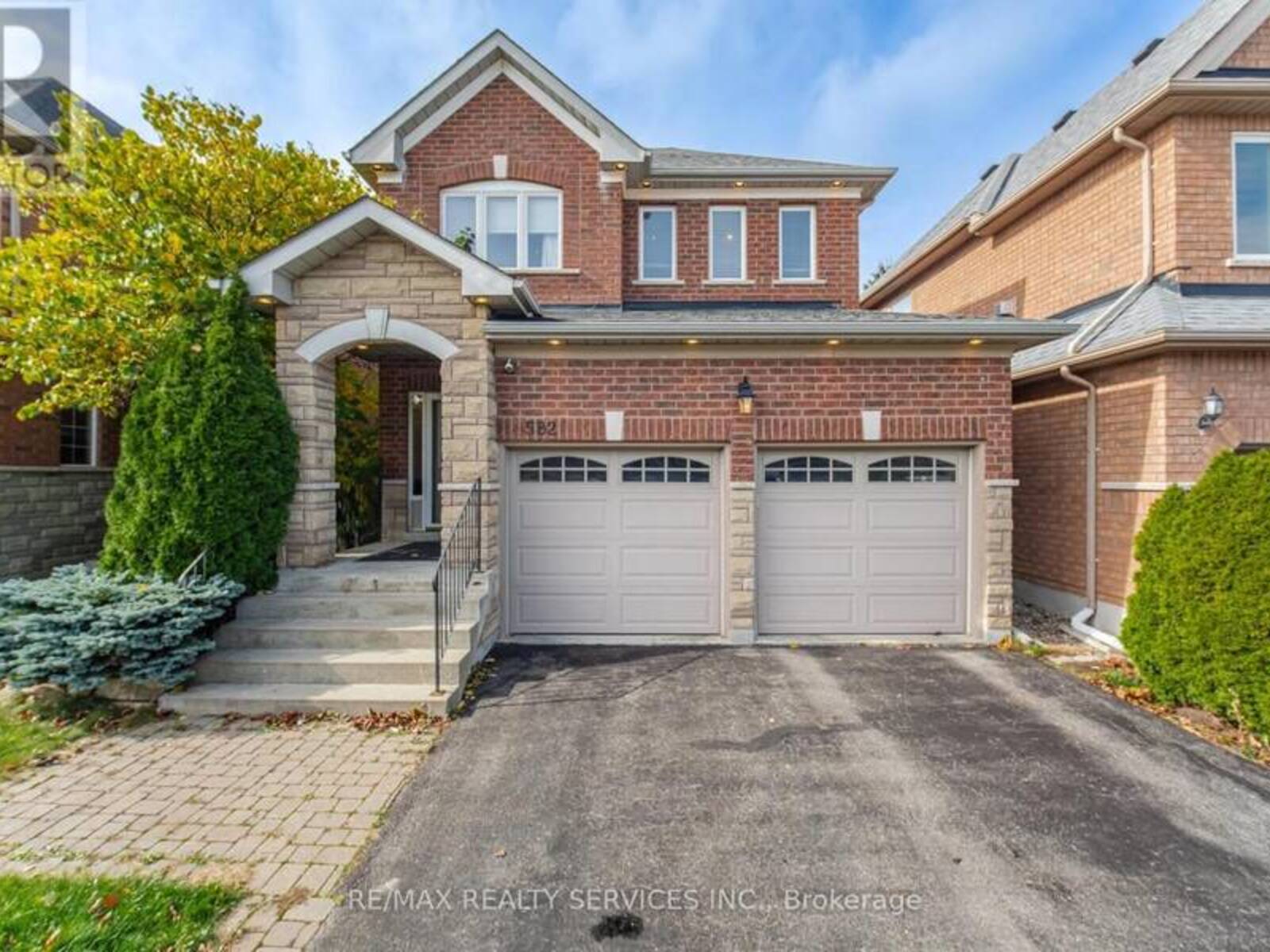 582 PLANTATION GATE, Newmarket, Ontario L3X 2C2