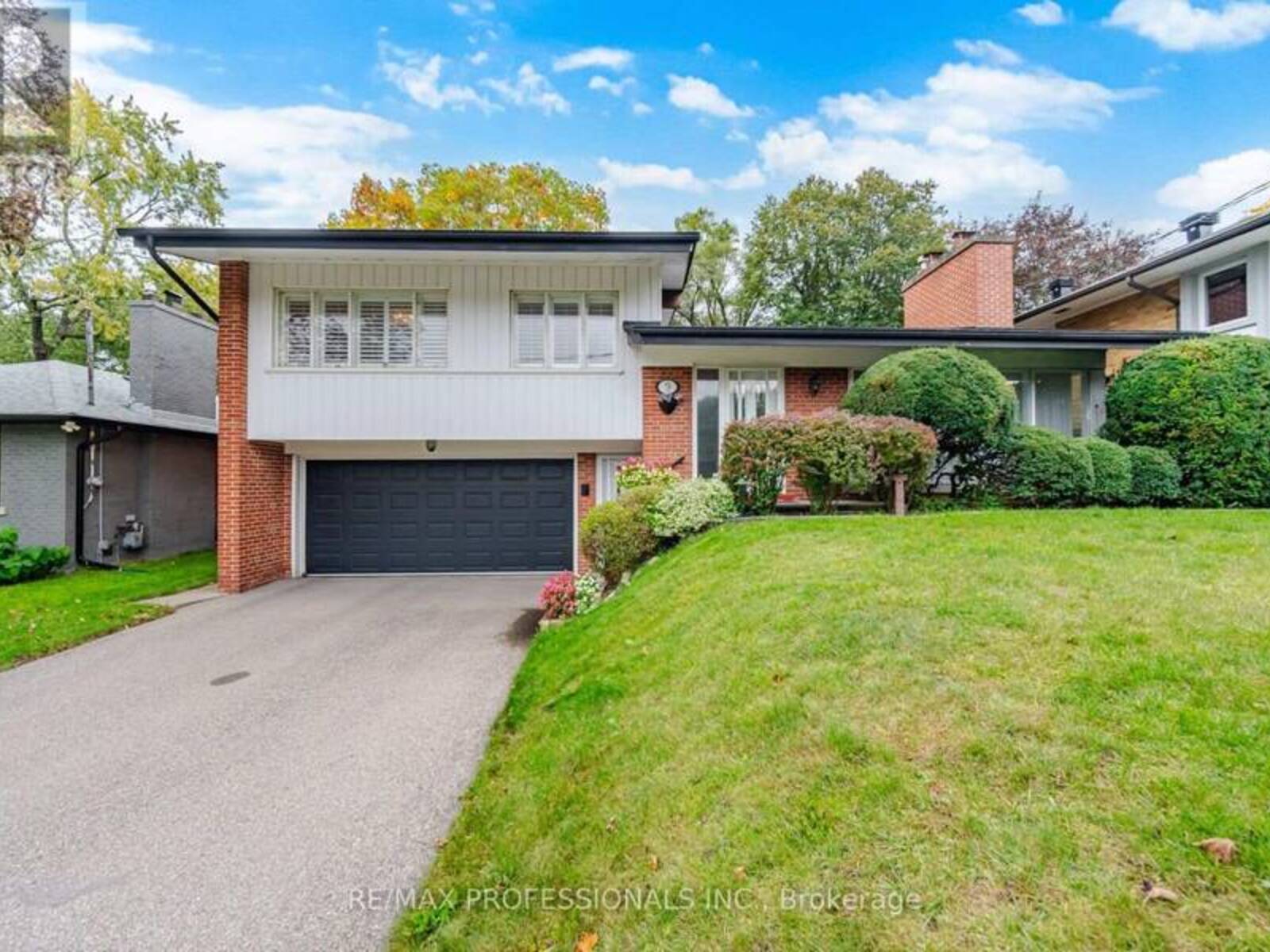 9 HUMBER RIDGE DRIVE, Toronto, Ontario M8Y 1Z9