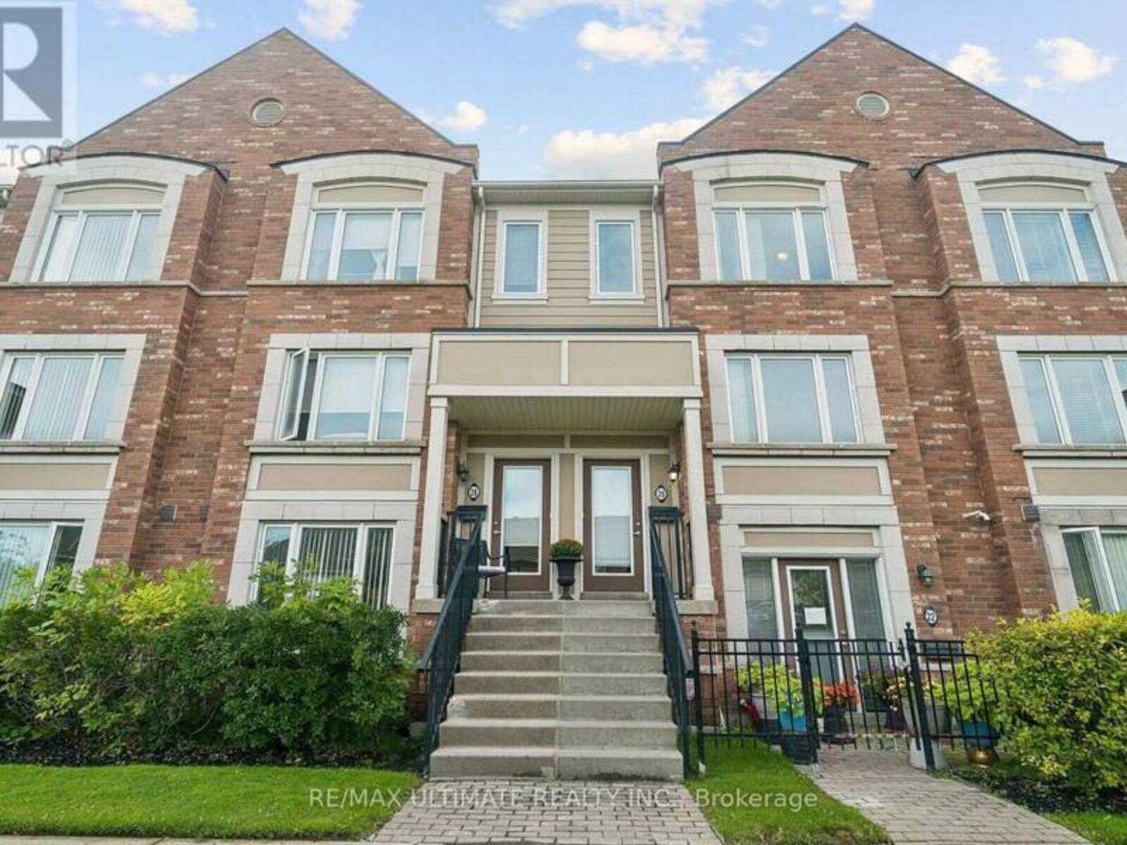 26 WALTER DOVE COURT, Aurora, Ontario L4G 0S8