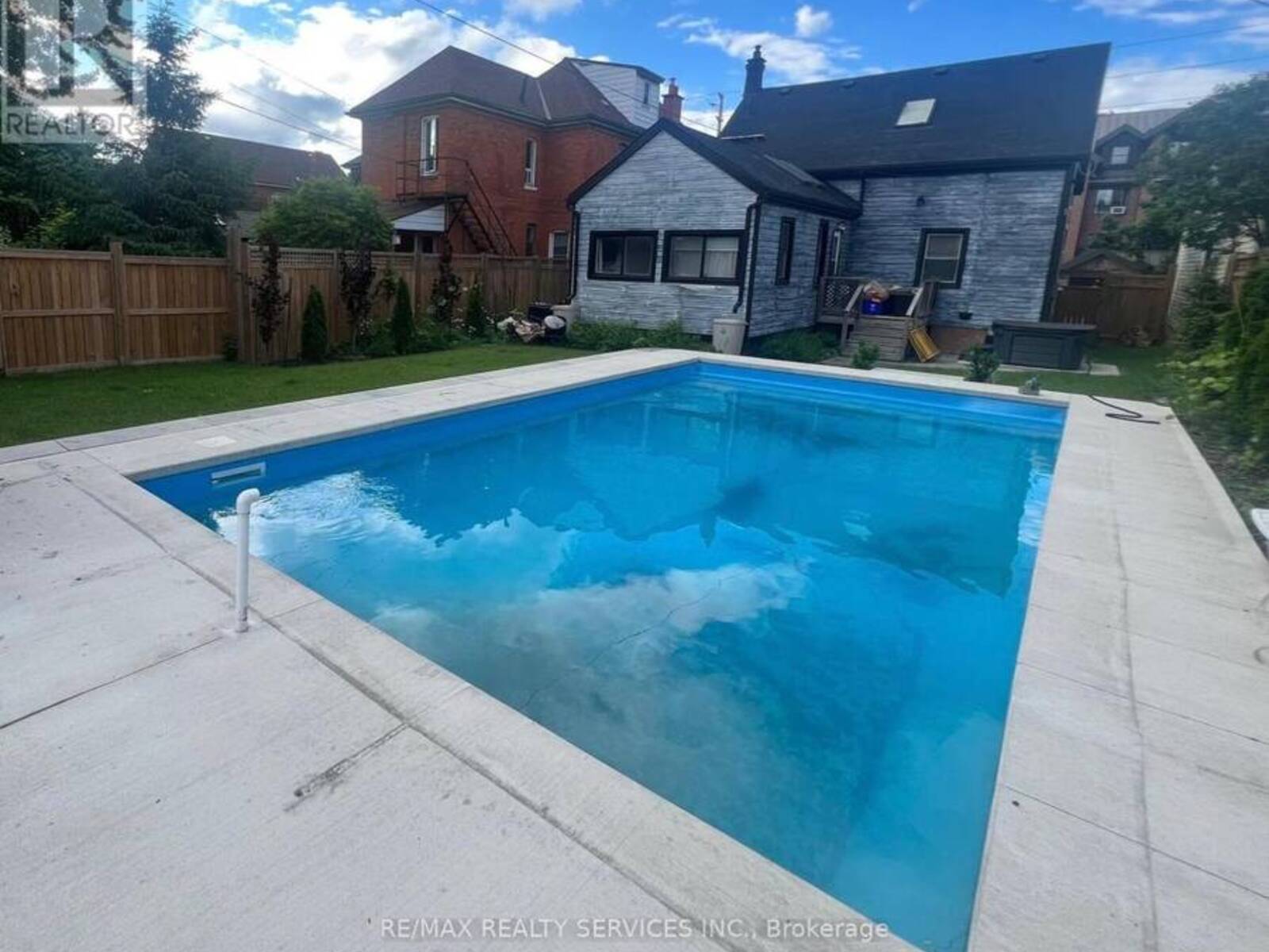 323 CHARLTON AVENUE W, Hamilton, Ontario L8P 2E6
