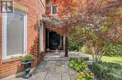 351 FAIRWAY GARDENS | Newmarket Ontario | Slide Image Five