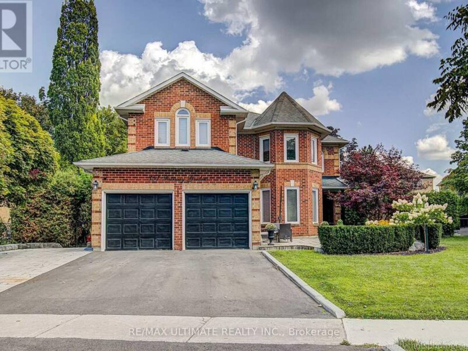 351 FAIRWAY GARDENS, Newmarket, Ontario L3X 1B4
