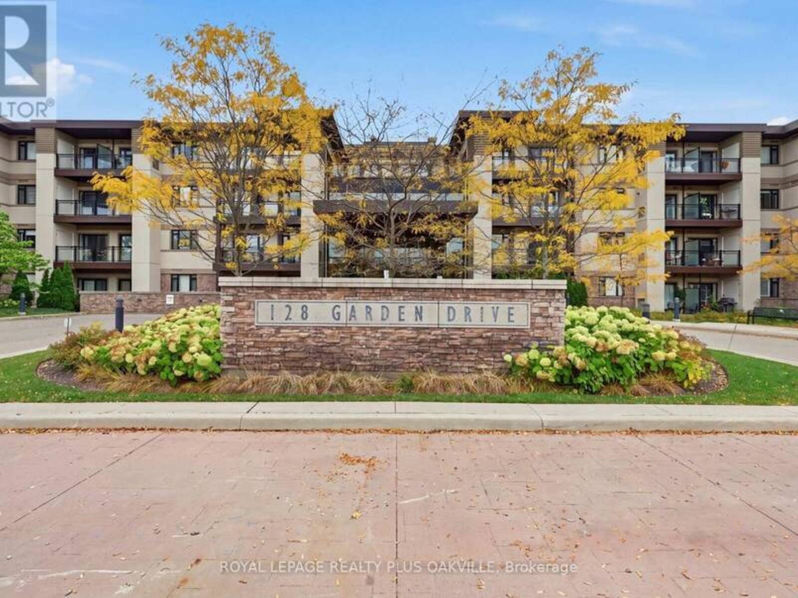 211 - 128 GARDEN DRIVE, Oakville, Ontario L6K 0H7