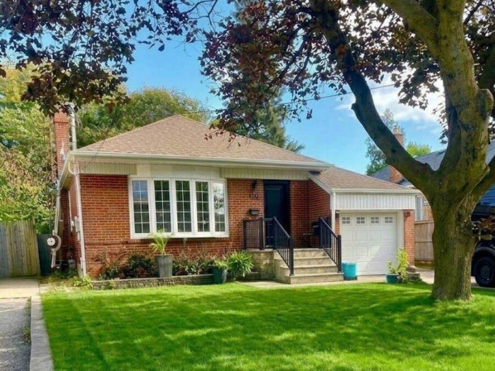 582 SOUTH SERVICE ROAD, Mississauga, Ontario L5G 2S6