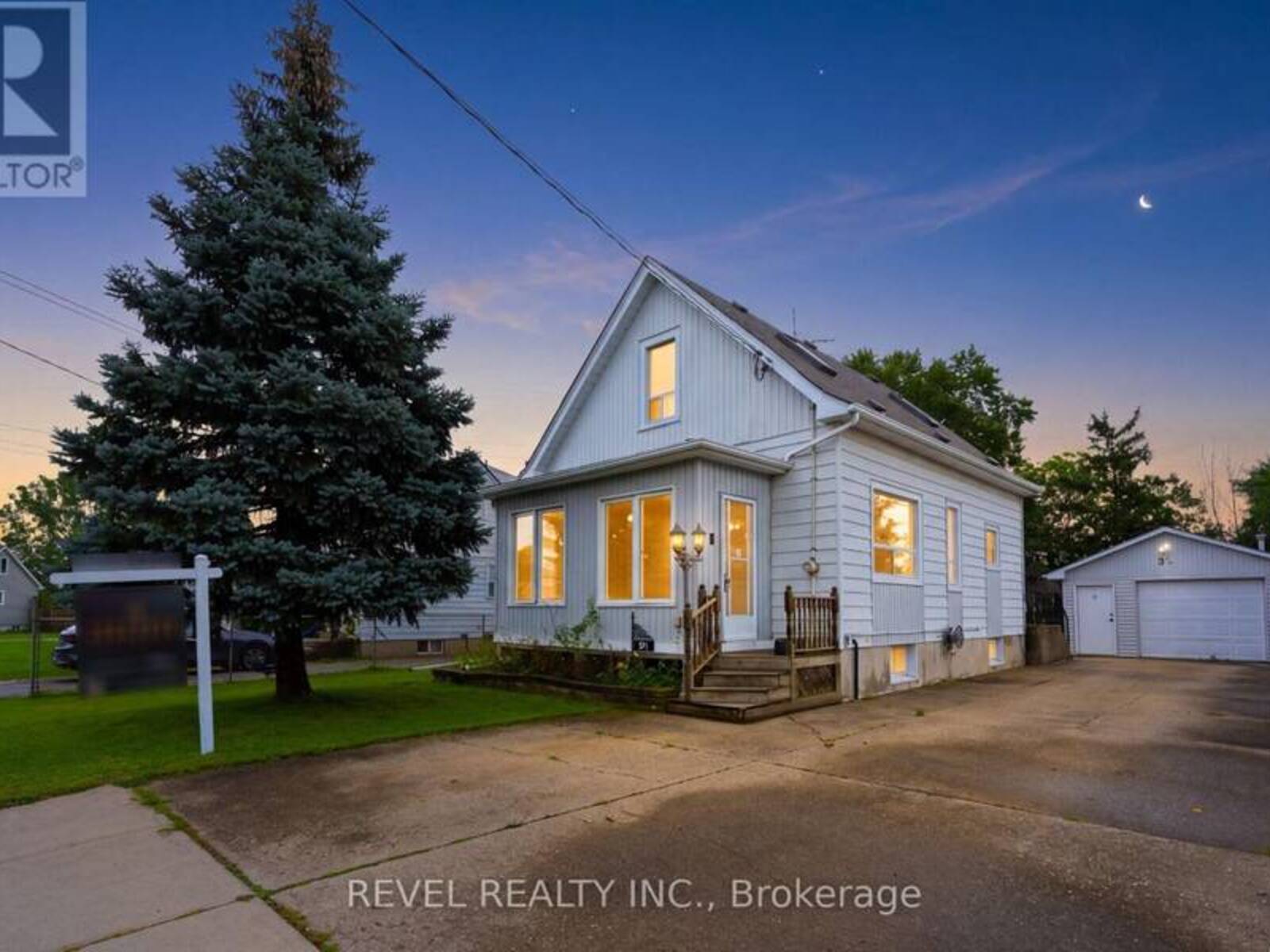 3 1/2 DUNDONALD STREET, St. Catharines, Ontario L2P 2A8
