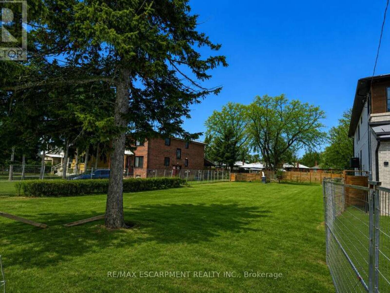 19A BROADVIEW AVENUE, Mississauga, Ontario L5H 2S8
