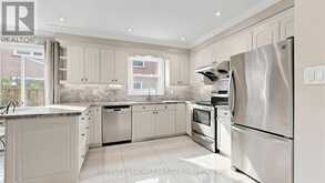 4 BISHOP CRESCENT | Markham Ontario | Slide Image Twelve