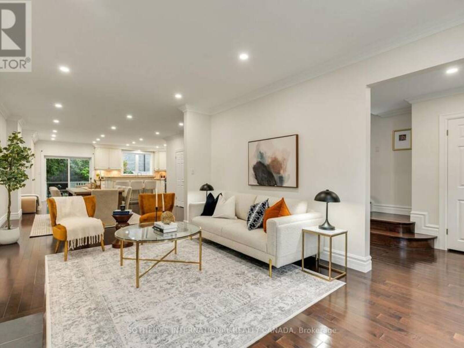 122 BRENTCLIFFE ROAD, Toronto, Ontario M4G 3Y9