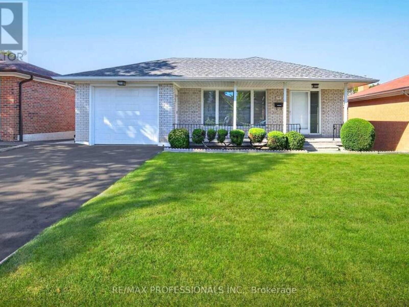 302 LA ROSE AVENUE, Toronto, Ontario M9P 1B9