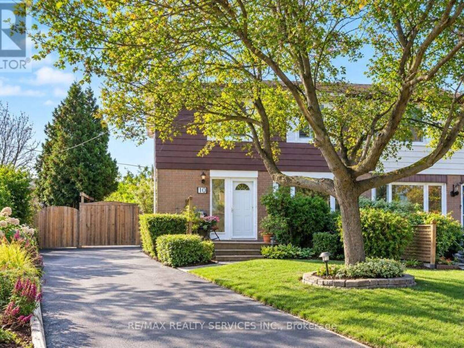10 DANESBURY CRESCENT, Brampton, Ontario L6T 1T3