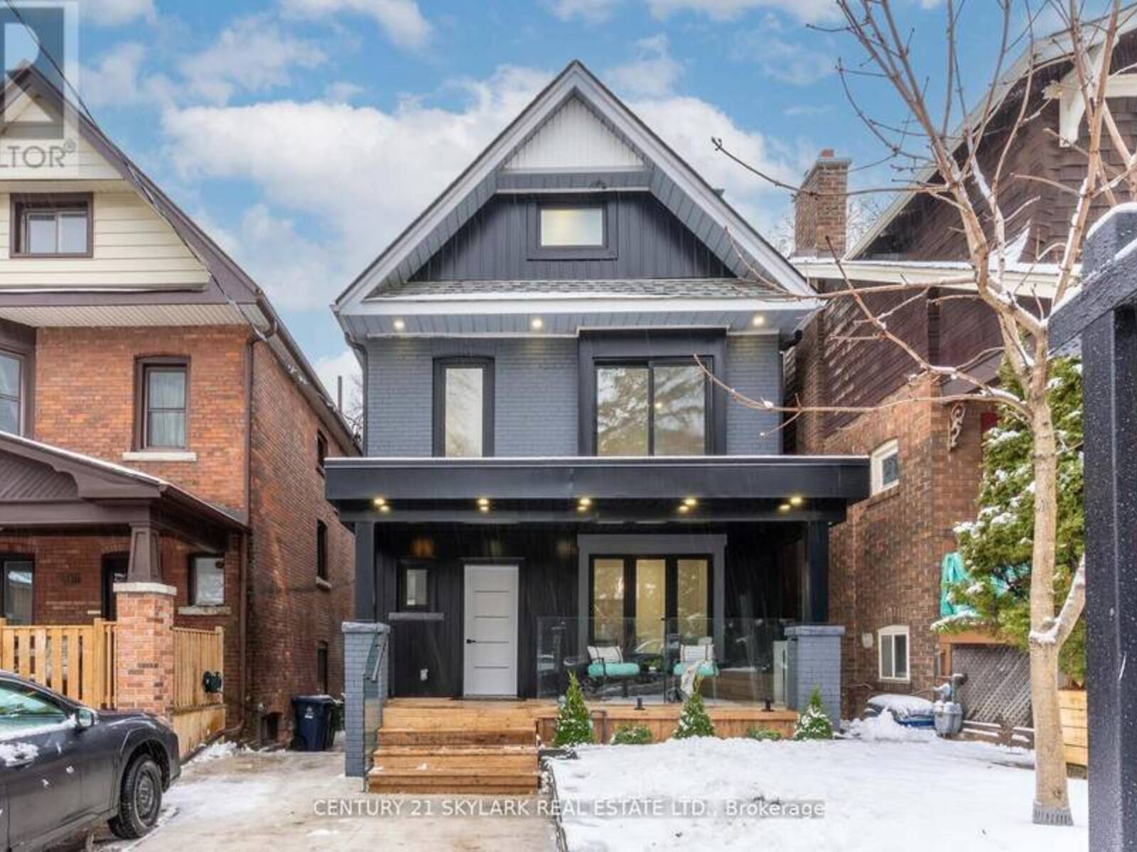 208 GAINSBOROUGH ROAD, Toronto, Ontario M4L 3C6