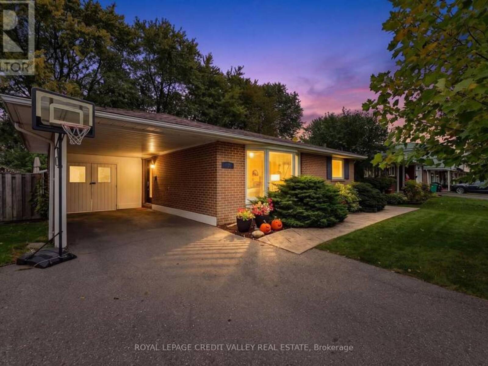 27 CASTLEMORE DRIVE, Brampton, Ontario L6W 2V9