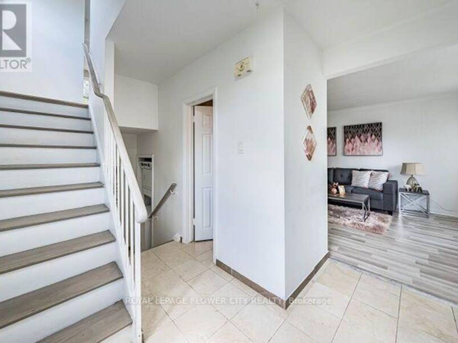 3 CLAYHALL CRESCENT, Toronto, Ontario M3J 1W5