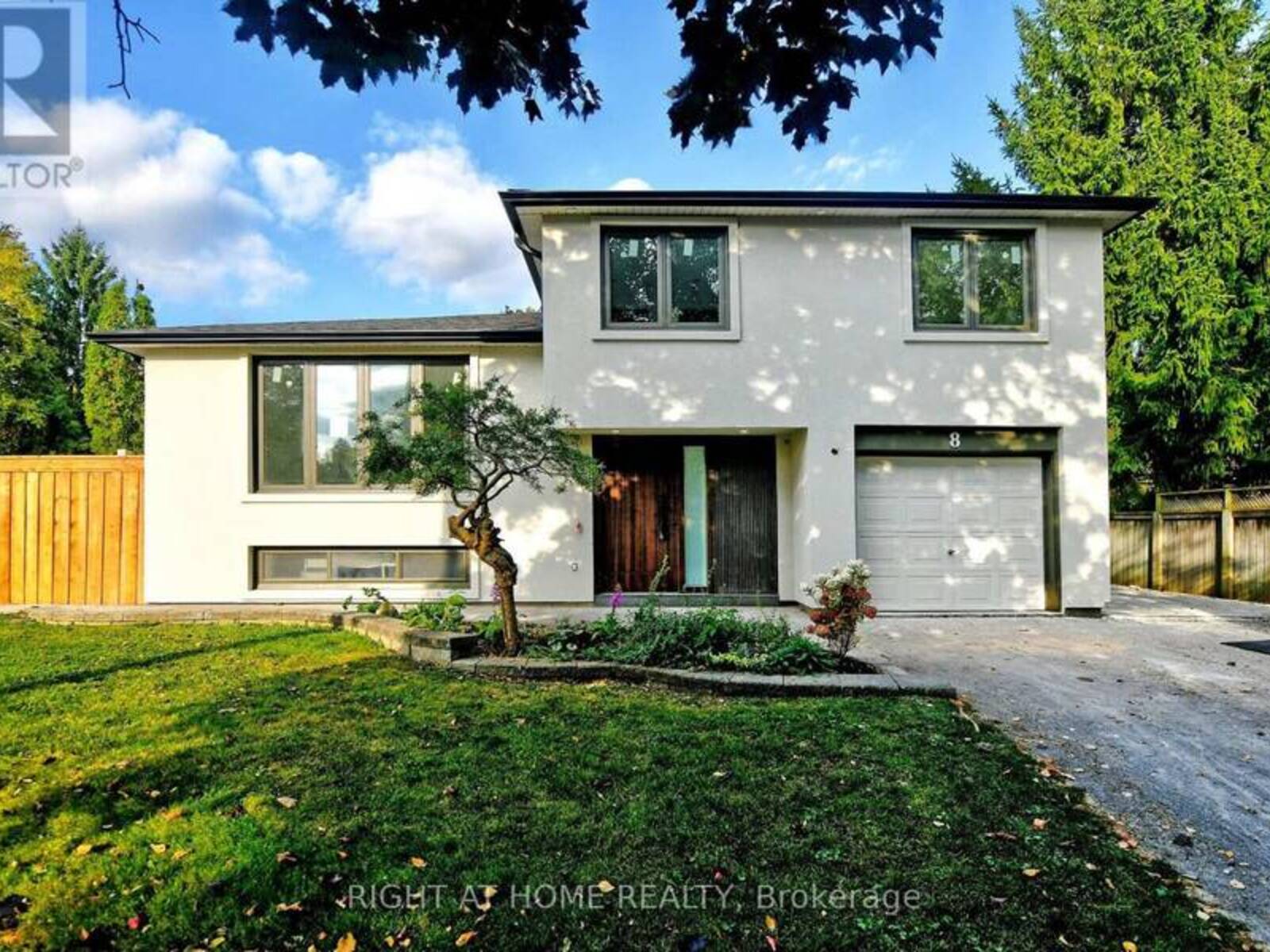 8 HILL DRIVE, Aurora, Ontario L4G 3A6