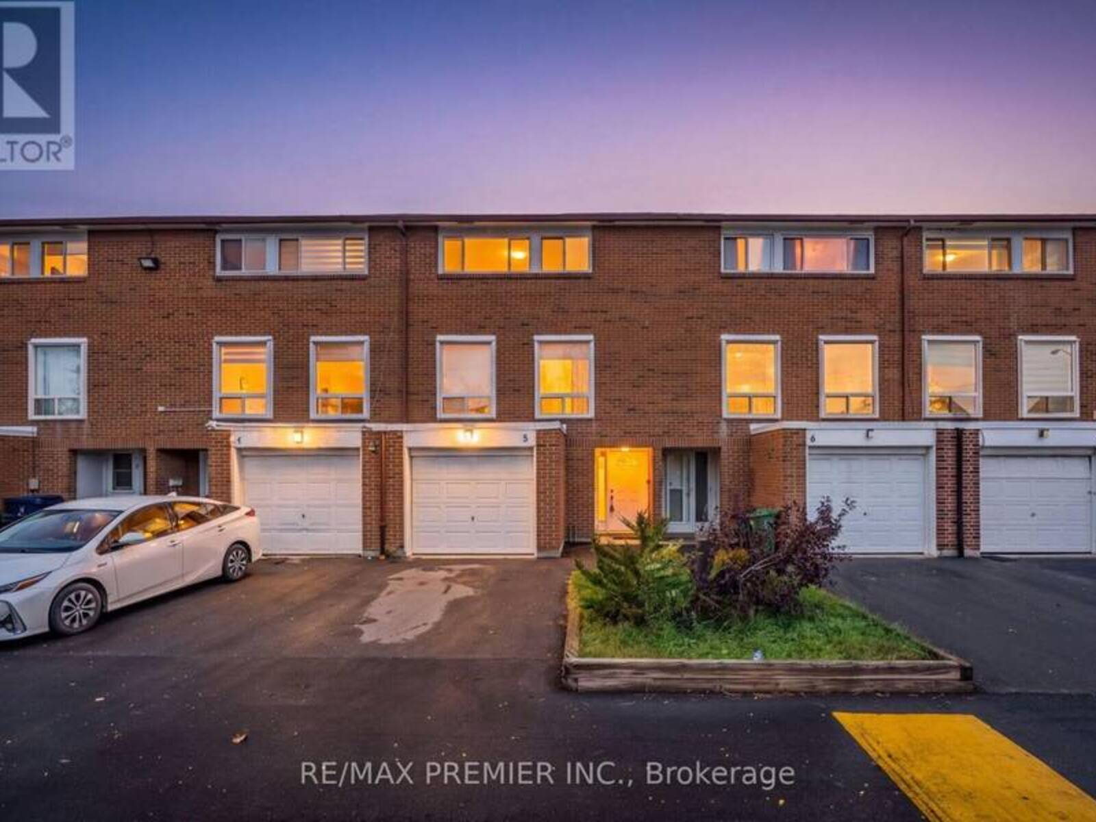 UNIT 5 - 3 KENDLETON DRIVE, Toronto, Ontario M9V 1T6
