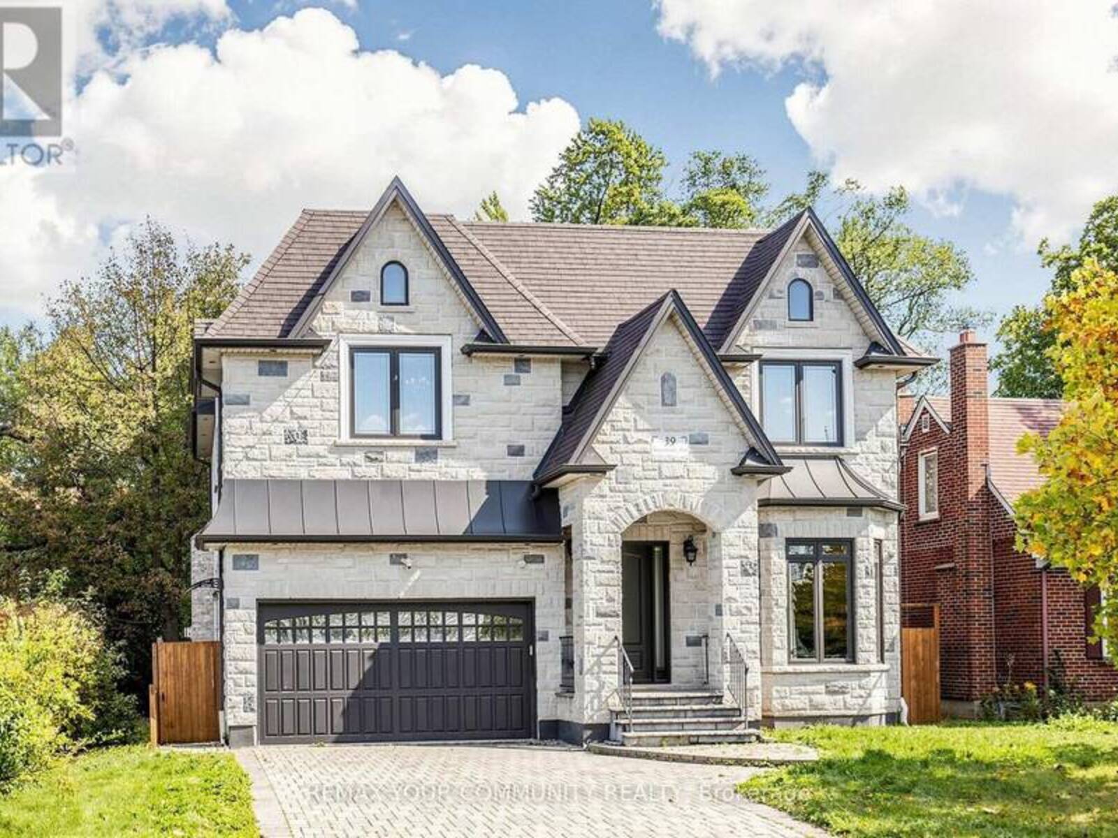 39 MOORE PARK AVENUE, Toronto, Ontario M2M 1M8