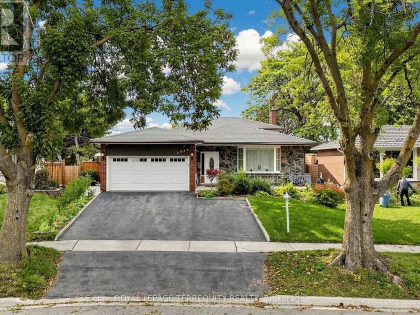 3253 IBBETSON CRESCENT, Mississauga, Ontario L5C 1Z1