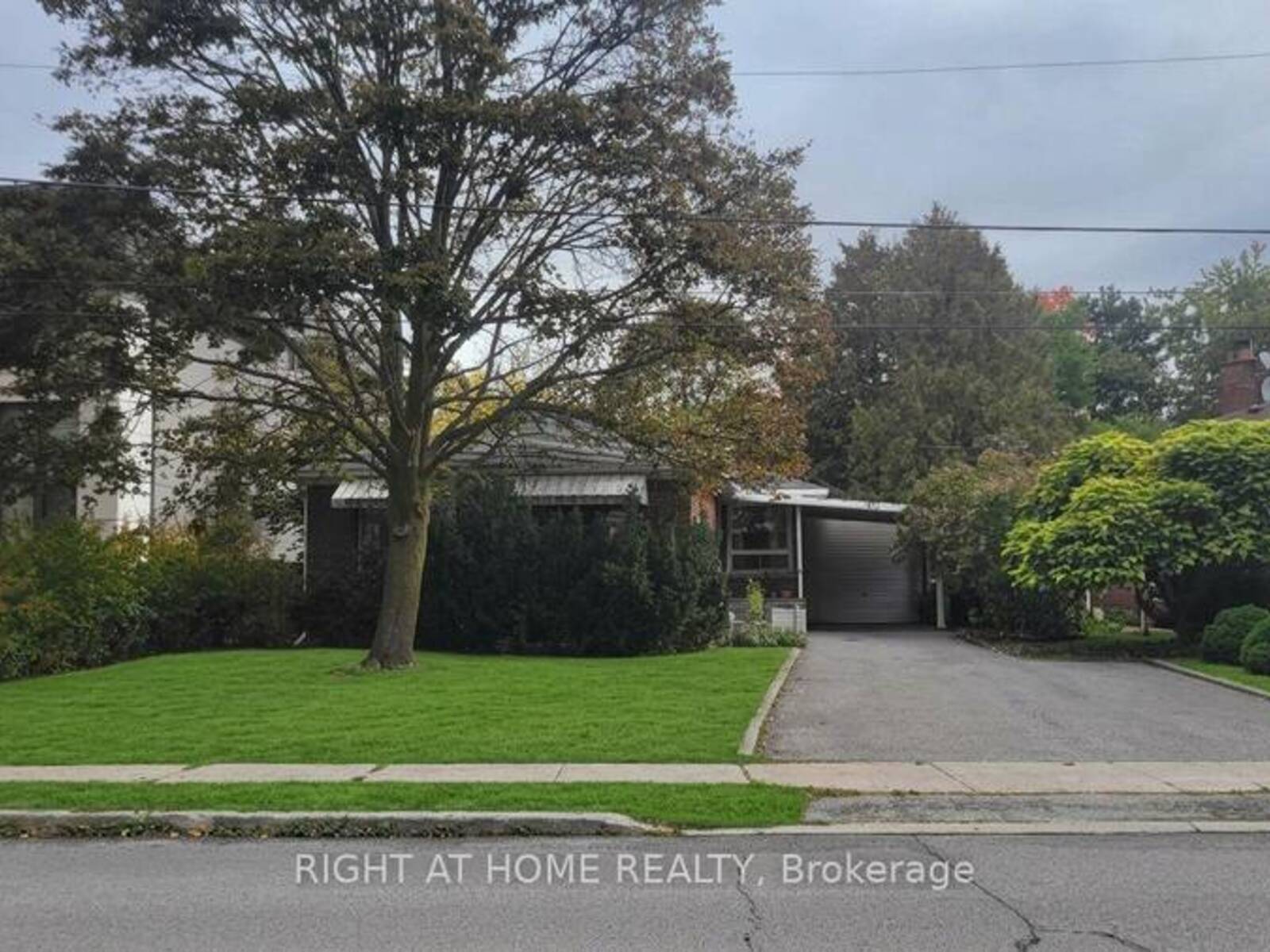 183 MAXOME AVENUE, Toronto, Ontario M2M 3L1