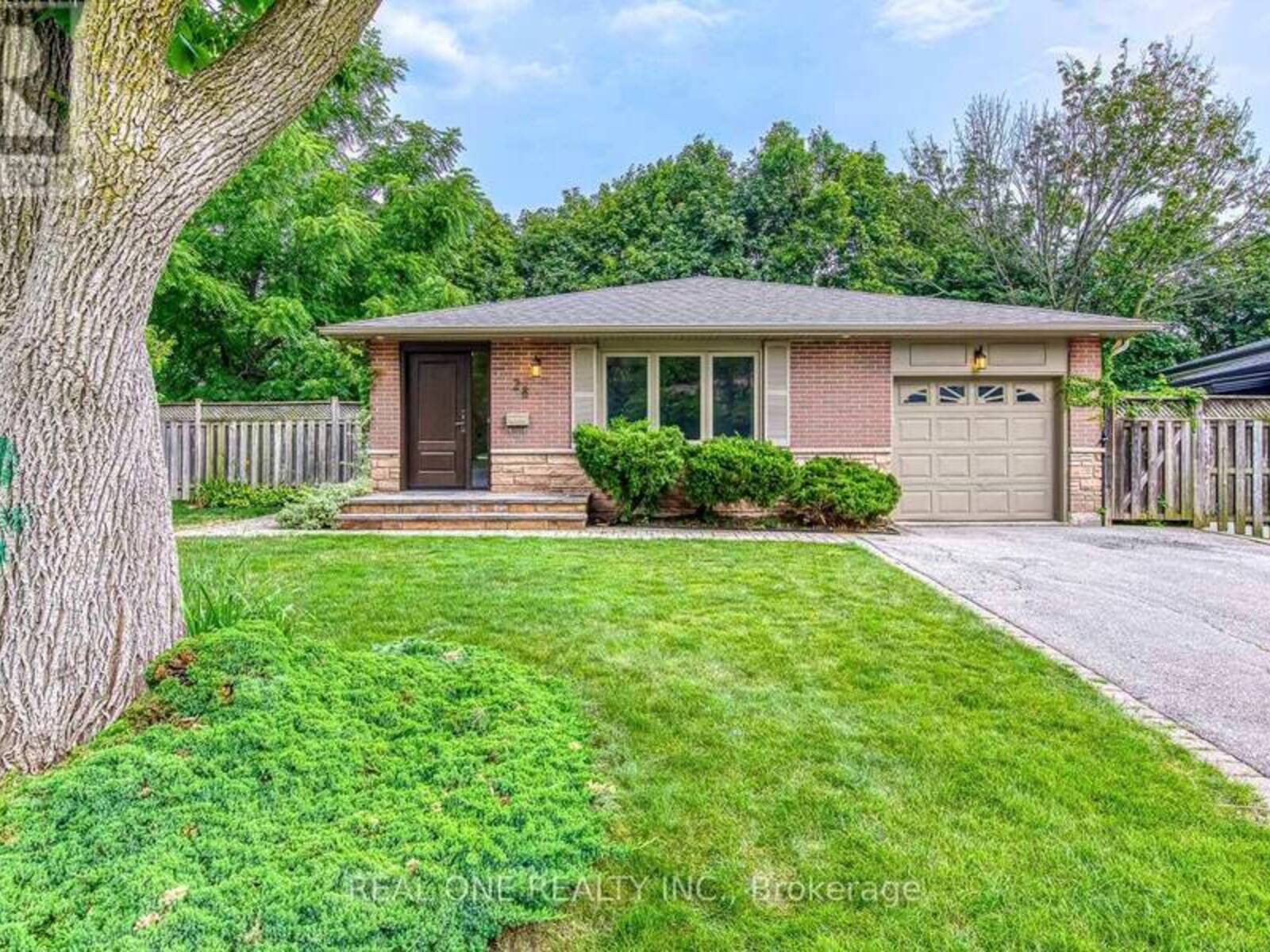 28 OSBORNE CRESCENT, Oakville, Ontario L6H 1G1