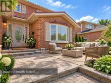 21 MCQUAID COURT | East Gwillimbury Ontario | Slide Image Four