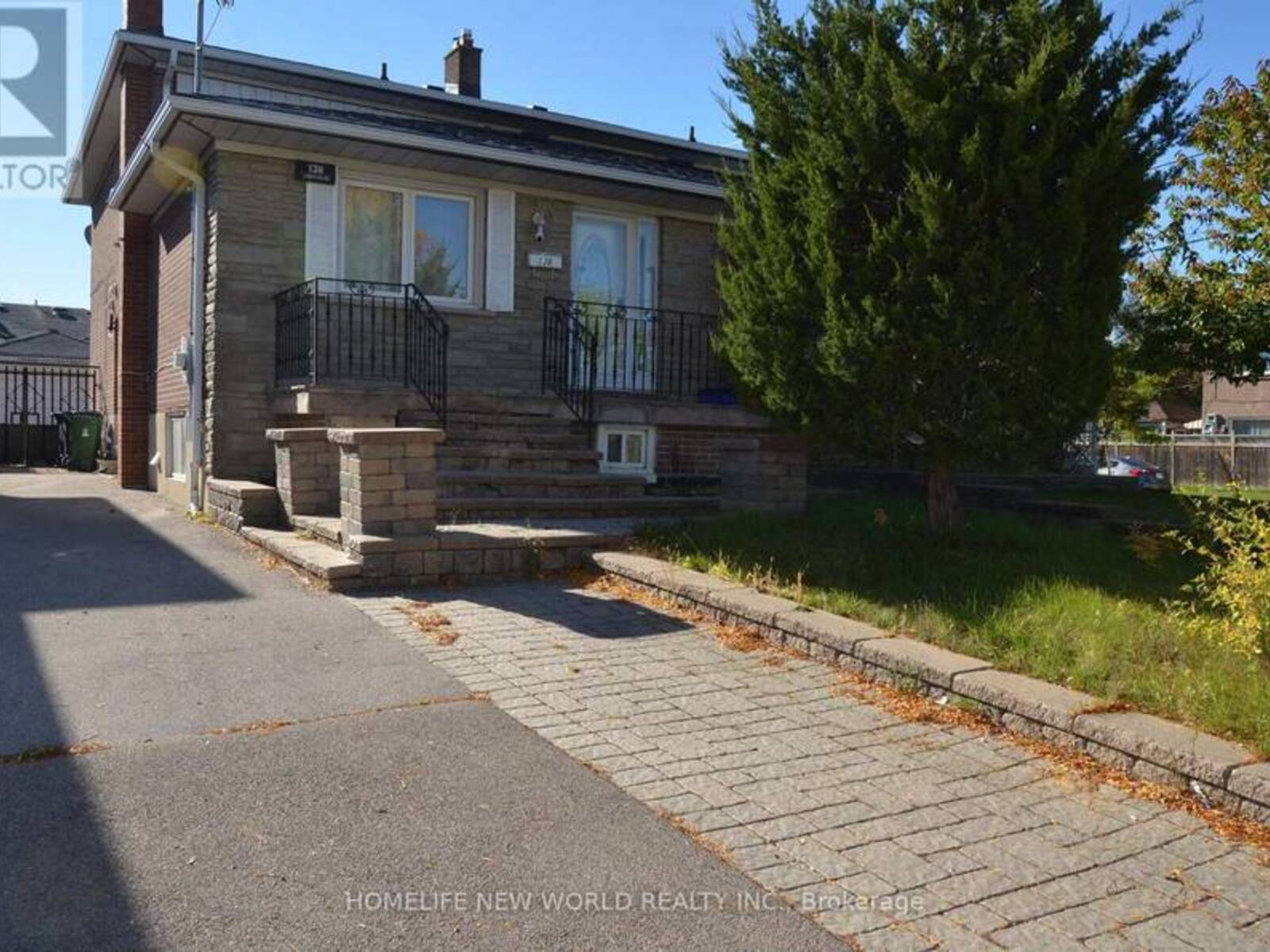 138 LINDYLOU ROAD, Toronto, Ontario M9M 2B6