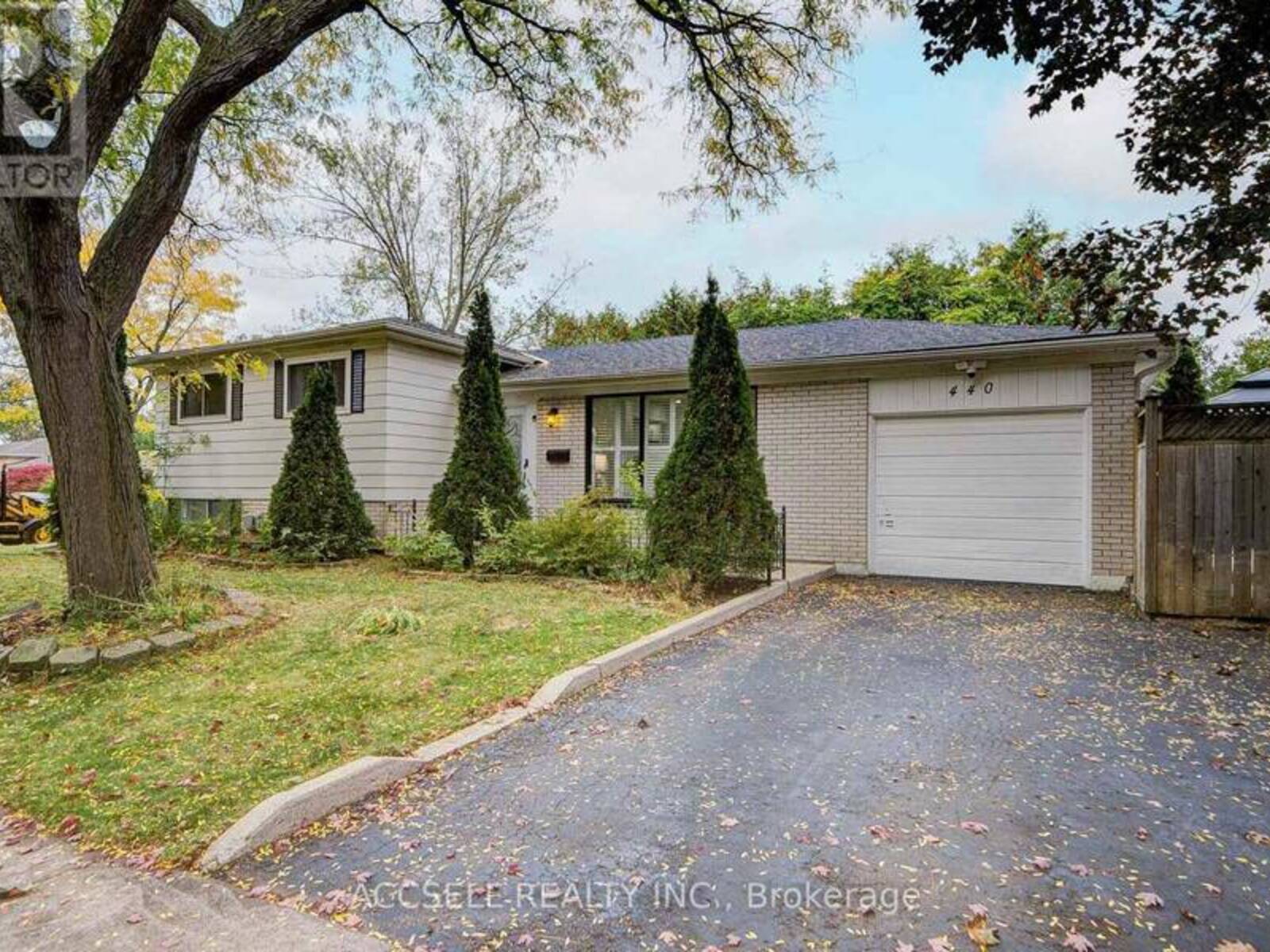 440 SUNSET DRIVE, Oakville, Ontario L6L 3N4