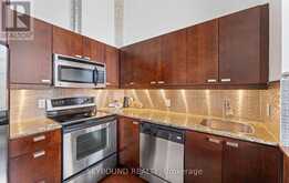 524 - 637 LAKESHORE BOULEVARD W | Toronto Ontario | Slide Image Seven