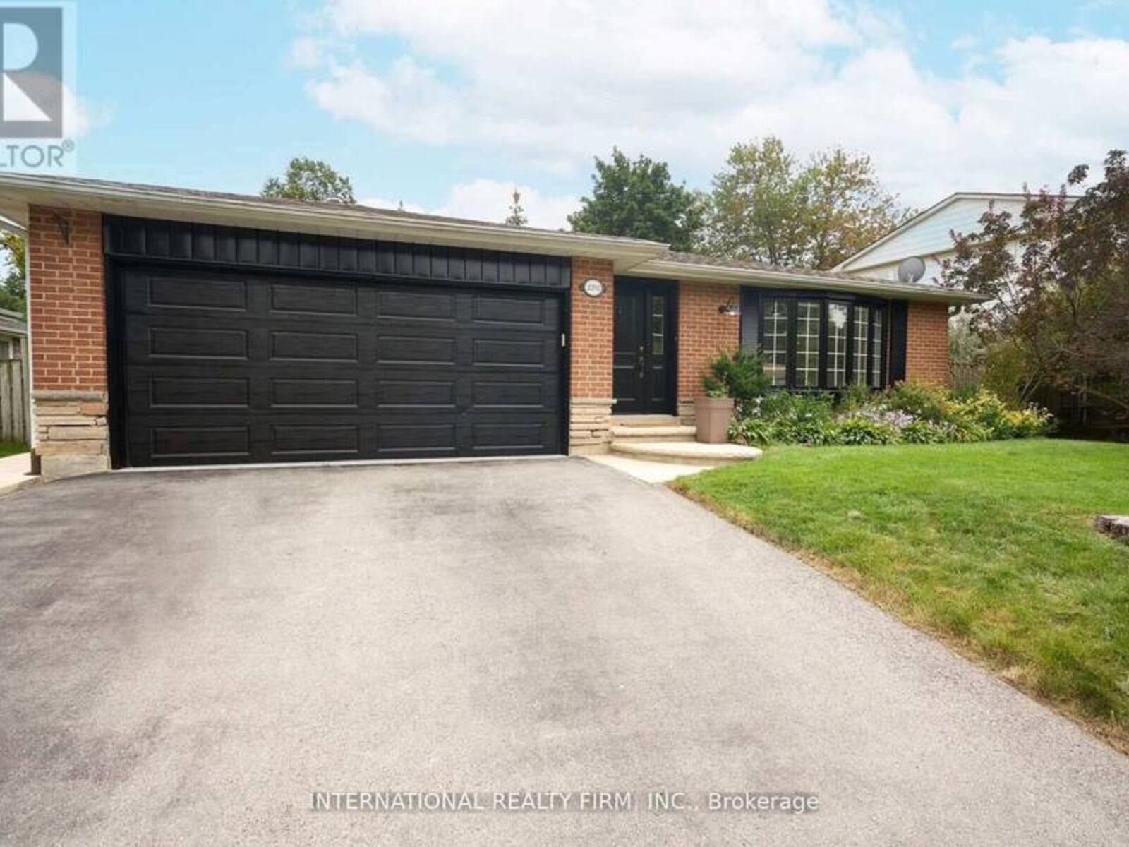 2292 DEVON ROAD, Oakville, Ontario L6J 5R4