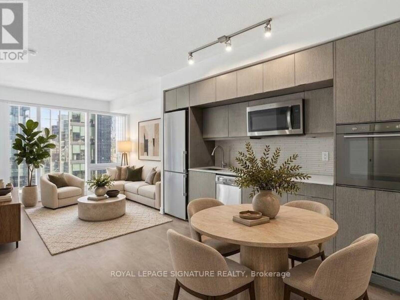 2004 - 10 YORK STREET, Toronto, Ontario M5J 0E1