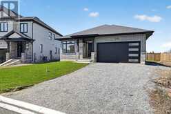 6192 CURLIN CRESCENT | Niagara Falls Ontario | Slide Image Two