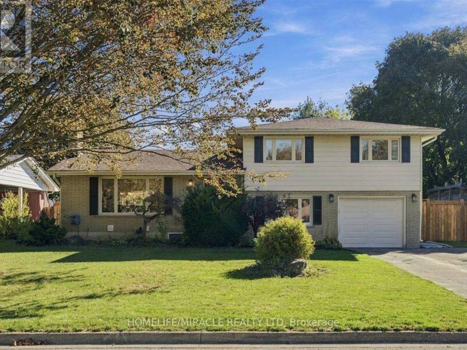 15 MEADOW ROAD, Brantford, Ontario N3R 3K9