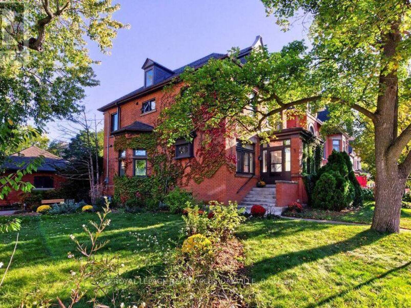140 MARKLAND STREET, Hamilton, Ontario L8P 2K1