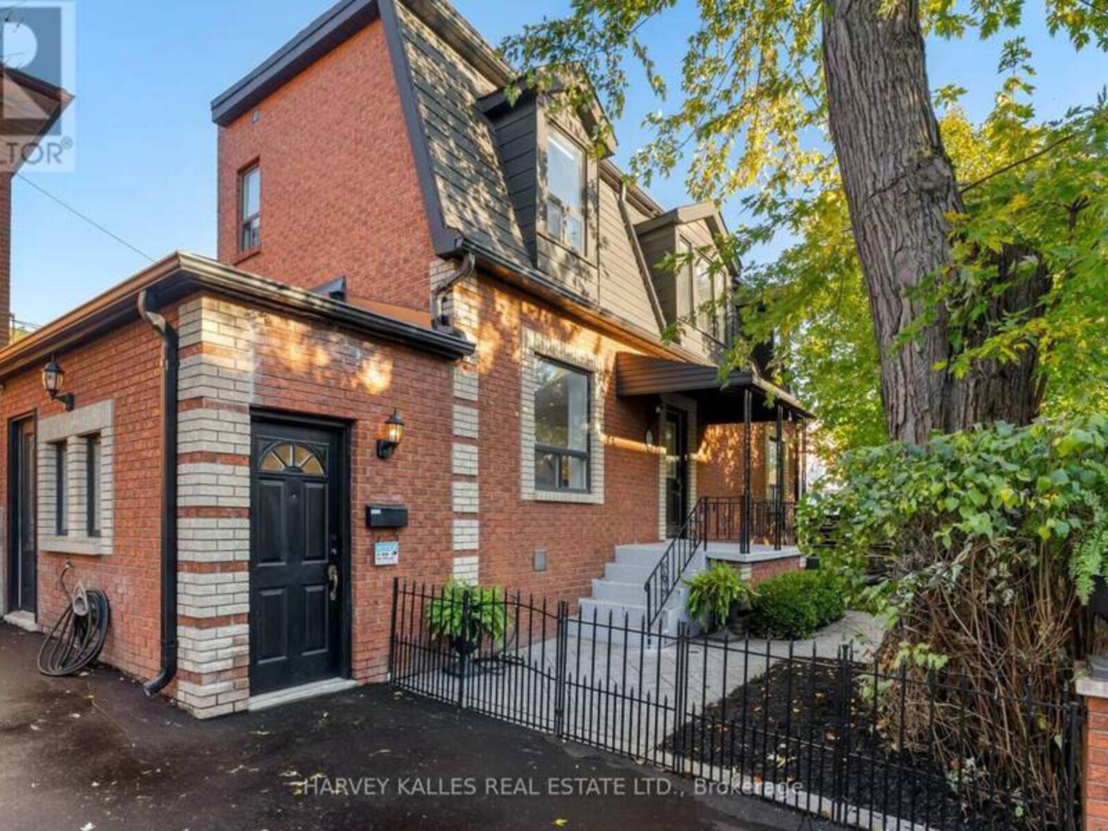 15 MARKHAM STREET, Toronto, Ontario M6J 2G1